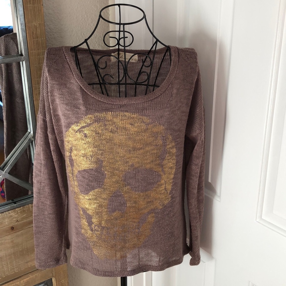 Golden skull top